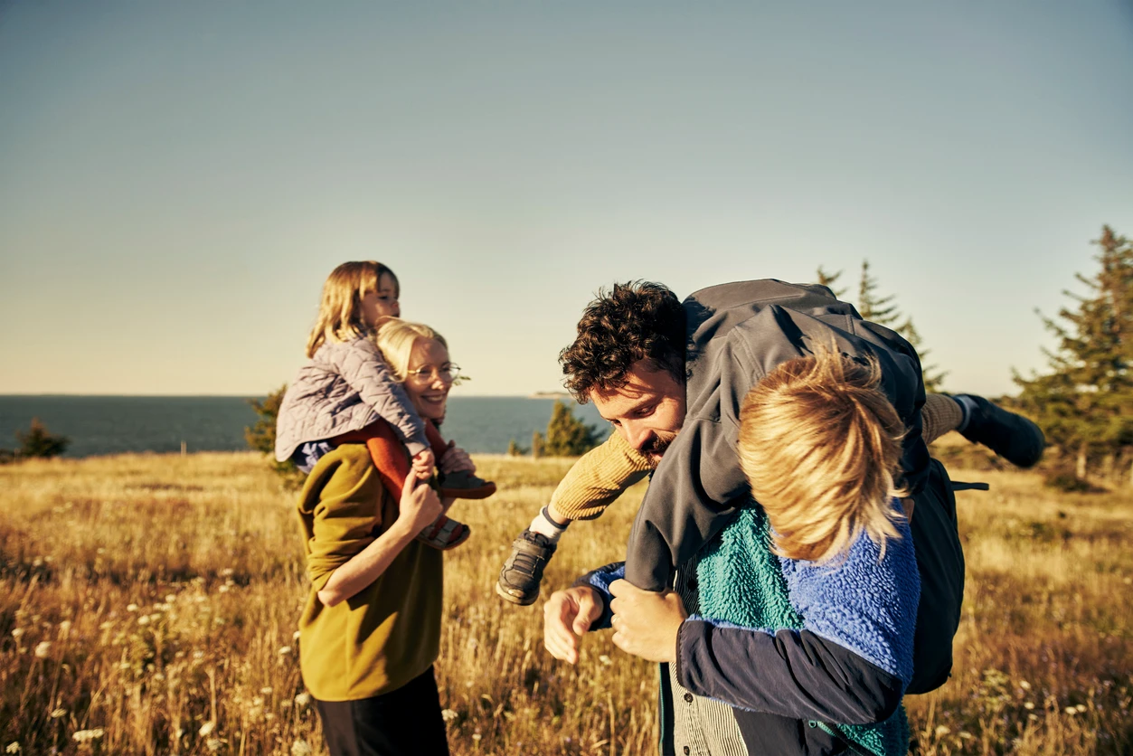 istock-1284778341_famille-enfants-nature.webp