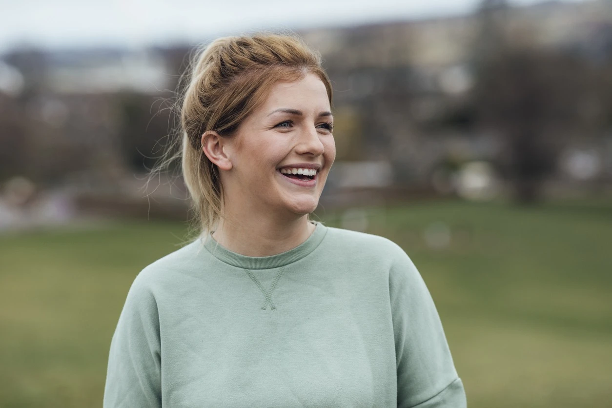 istock-1326090973_femme-portrait-souriante.webp