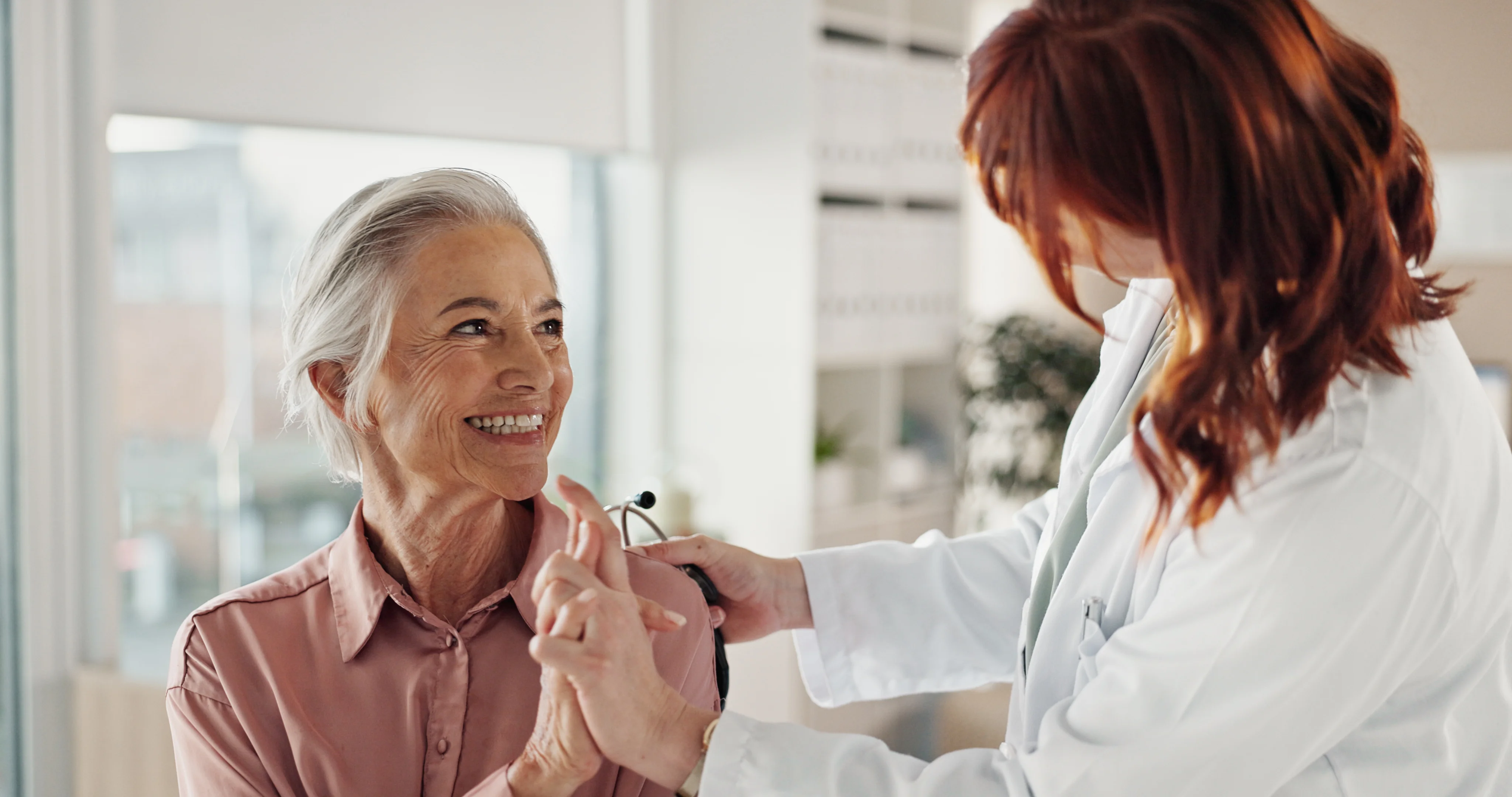 istock-2184124867_femme-chez-le-medecin.webp