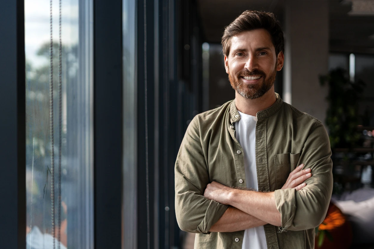 istock-2233472349_homme-confiant-bureau.webp