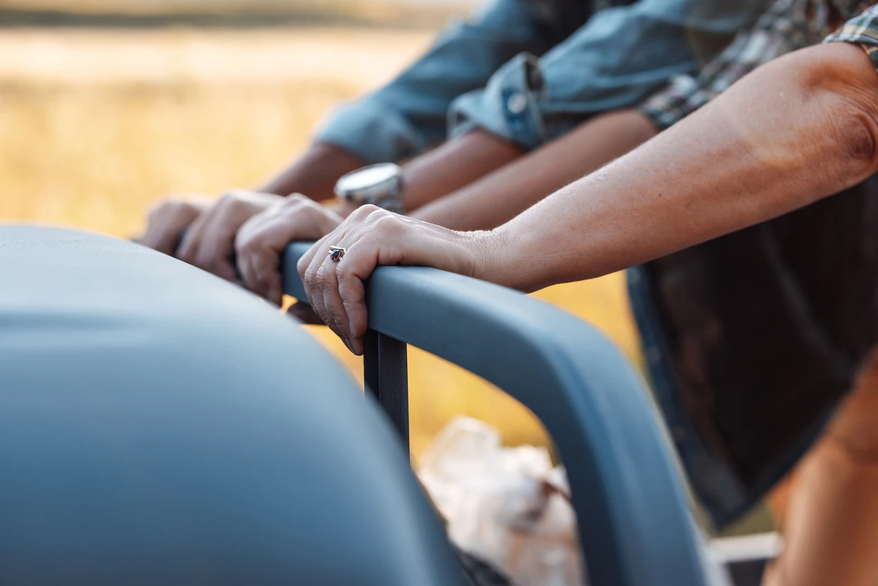istock-2288294176_gros-plan-mains-chariot.webp