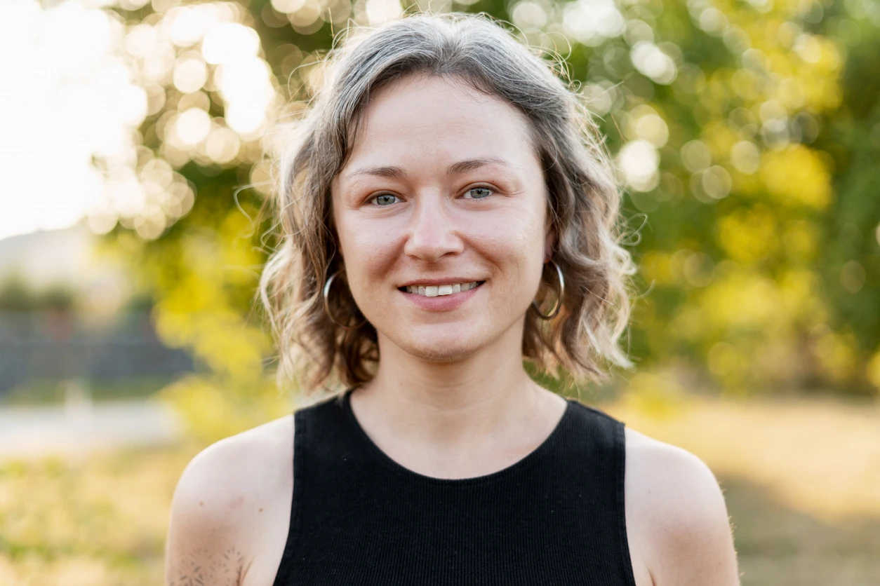 istock-2290020510_femme-souriante-plein-air.webp
