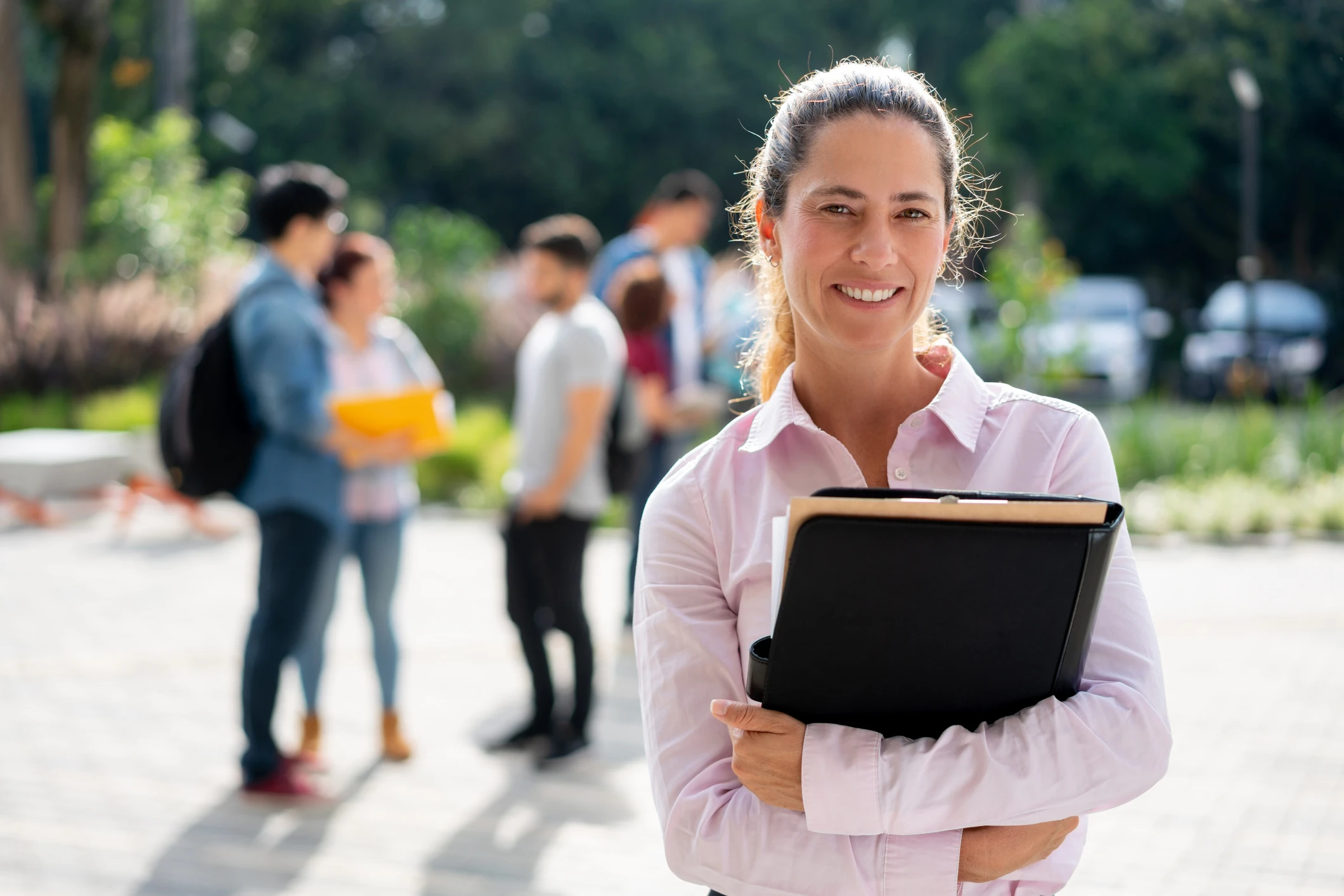 istock-1165150842-femme-enseignante-souriante.webp