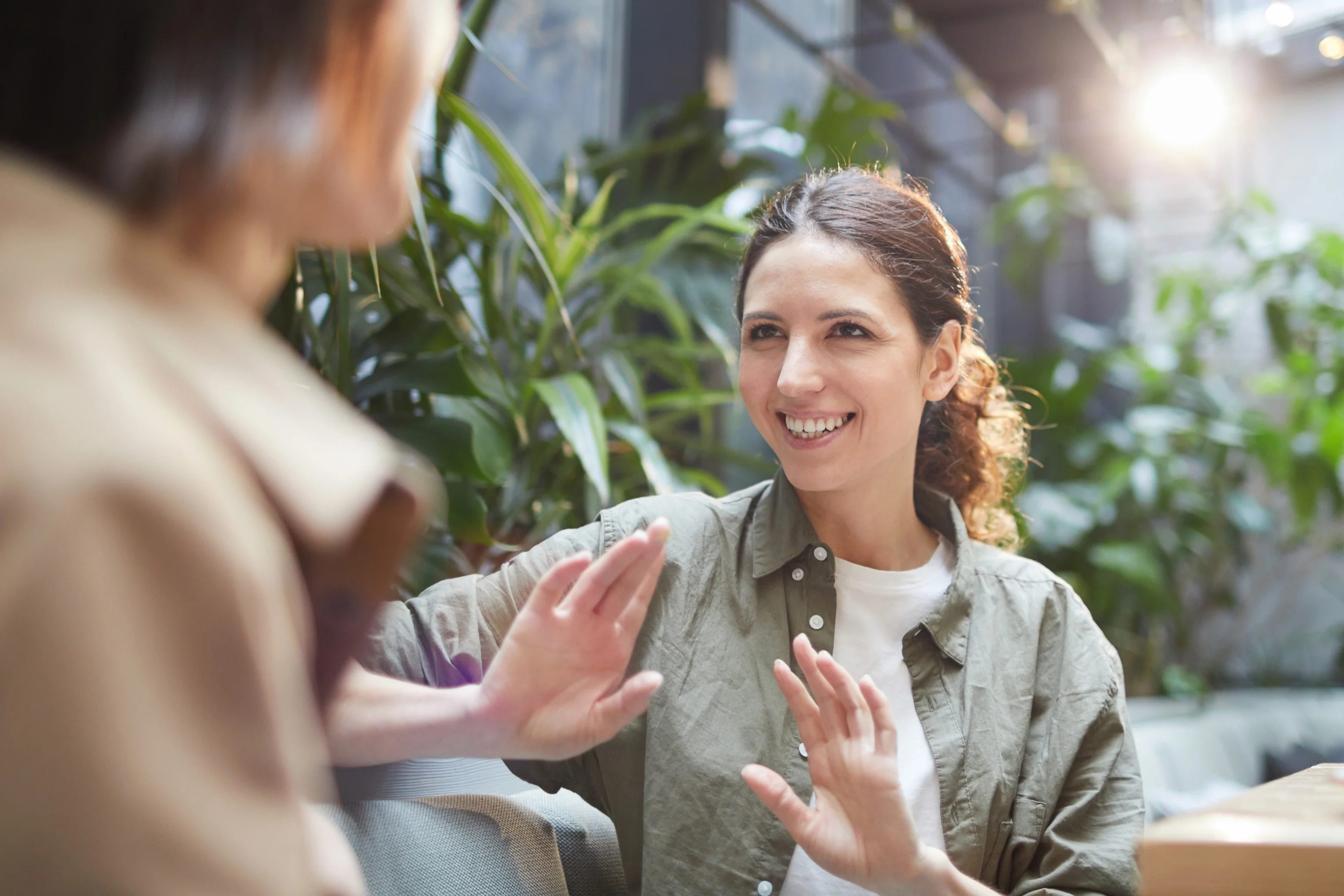 istock-1189962534_femmes-discussion-verdure.webp