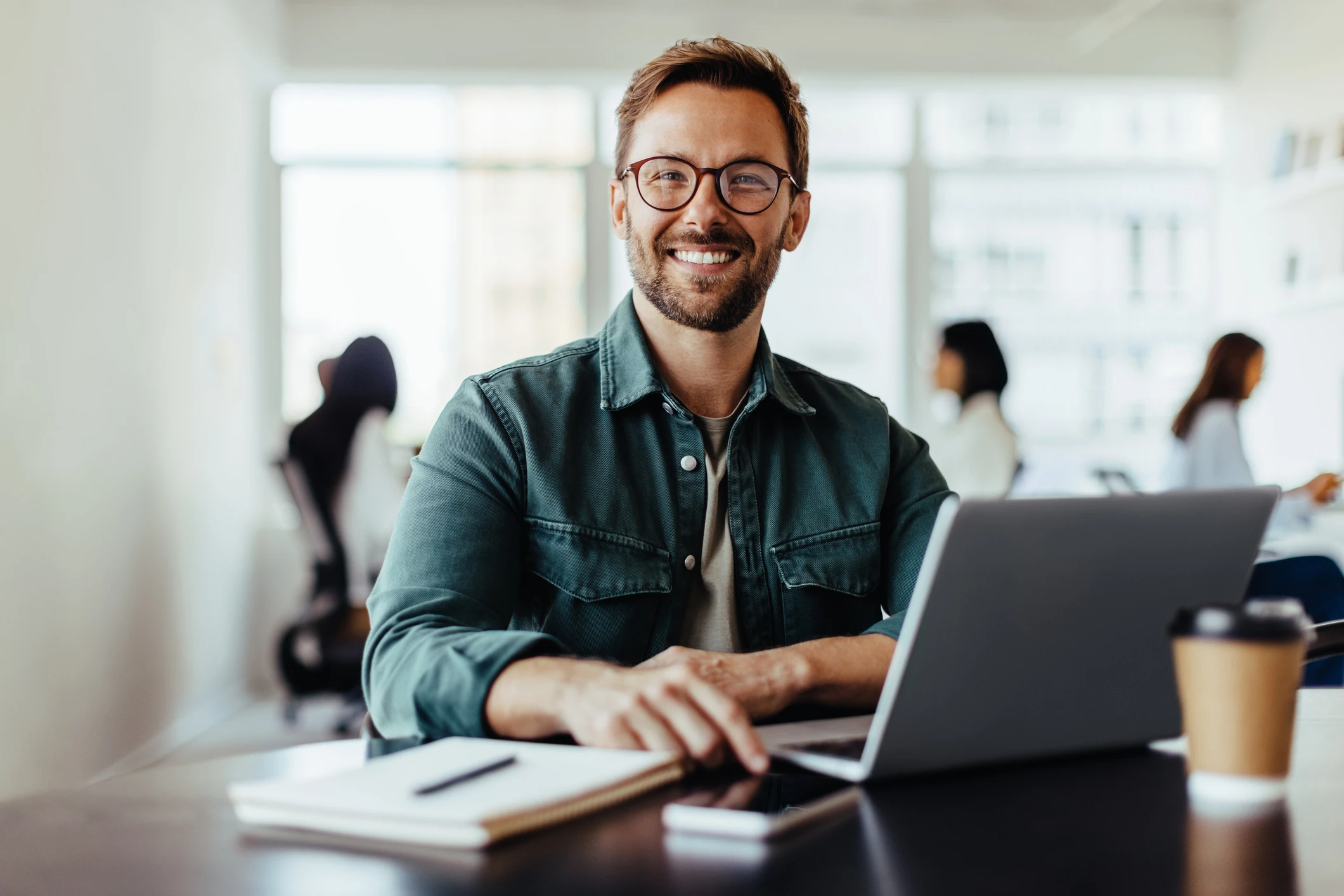 homme-bureau-souriant
