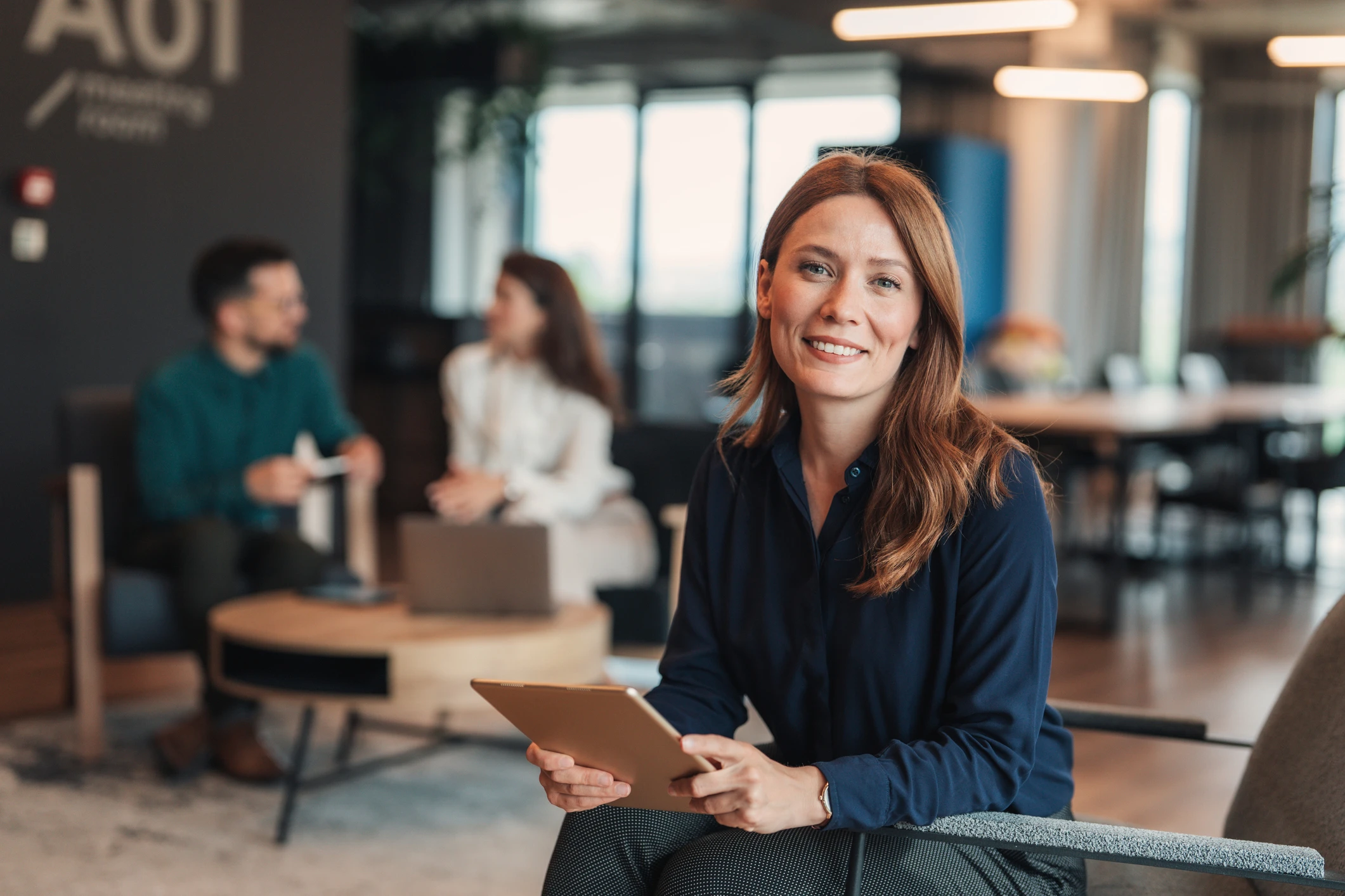 istock-2282737826-femme-souriante-tablette.webp